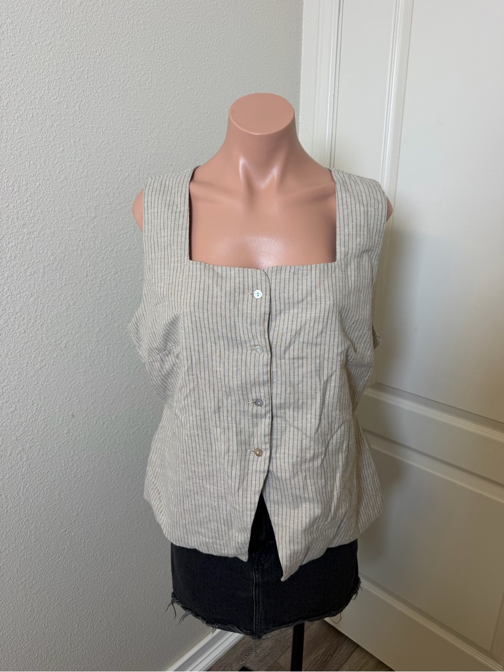Gilli Cream and Light Gray Pinstripe Square-Neck Top Sz XXL